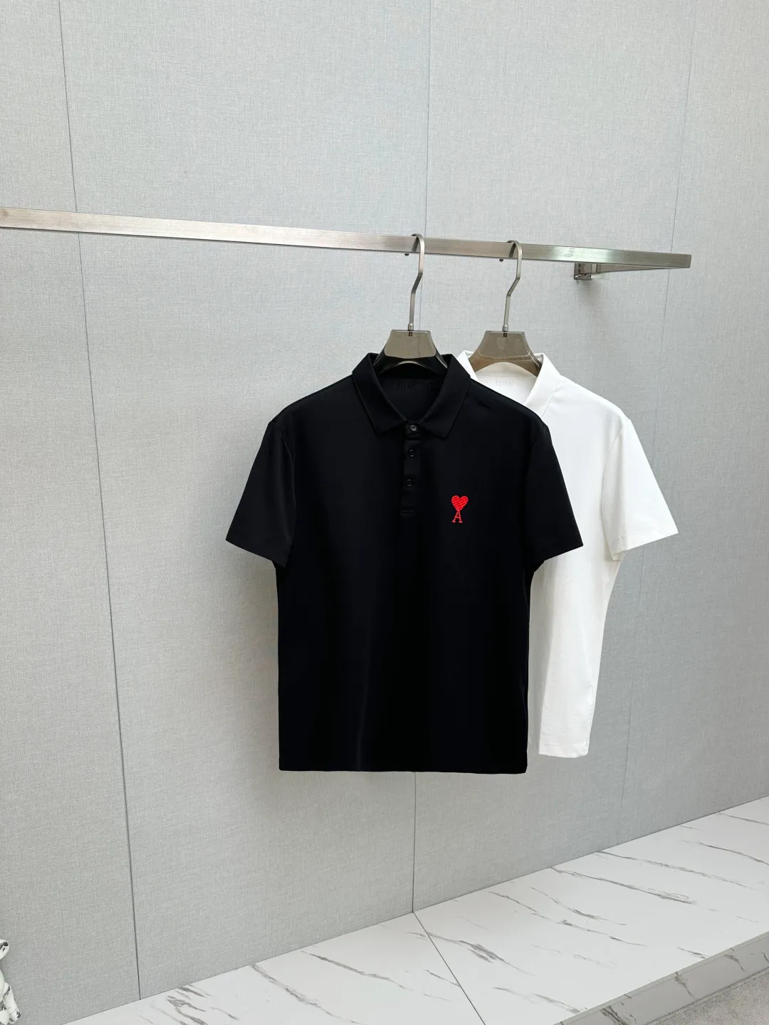 The 2026 spring and summer New Arrival debuts at the counter and is the latest New Arrival lapel short-sleeve, refreshing and breathable. Premium customized design, avant-garde and fashionable! The brand logo is designed with heavy craftsmanship. It feels soft. It is comfortable to wear. It has exquisite counter-level stitching. It has fine workmanship. The upper body effect is incomparably handsome! A must-have item for a stylish man! Sizes:M-3XL